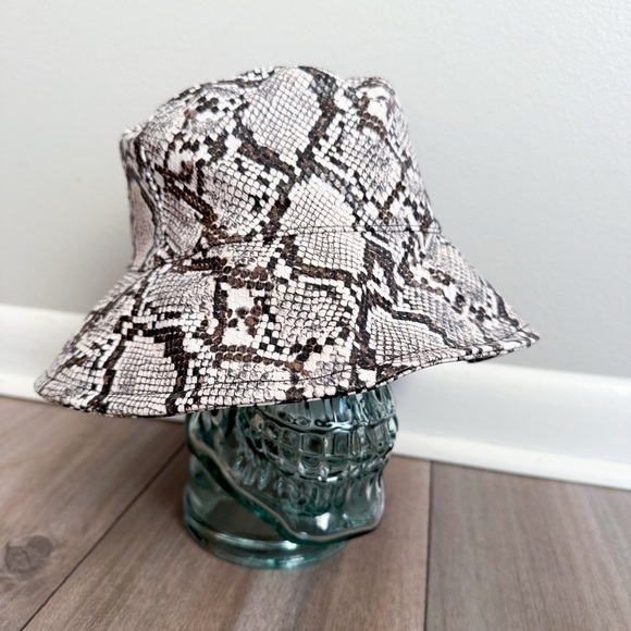 Urban outfitters faux python snakeskin print bucket hat black white one size - Picture 1 of 2